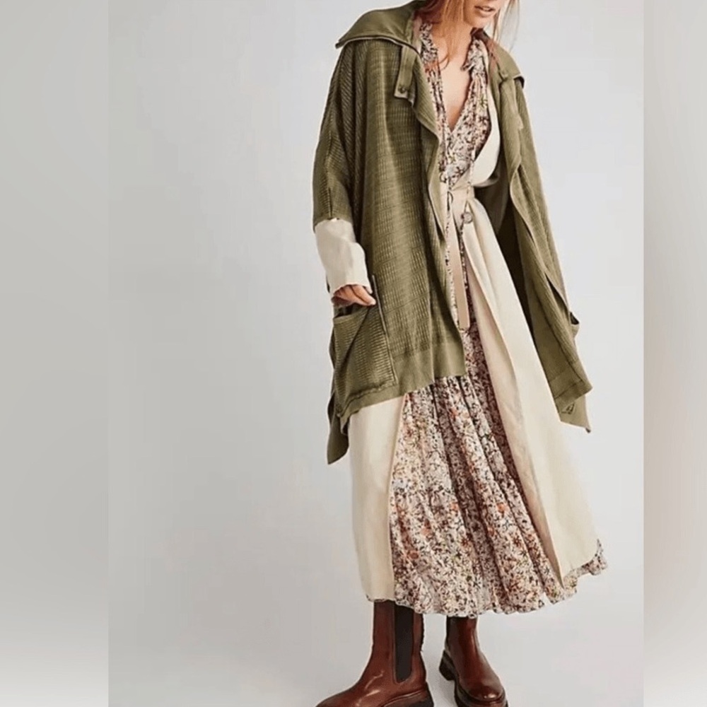 Free People Suzie Oversized Knit Poncho Size M/L
Olive Green